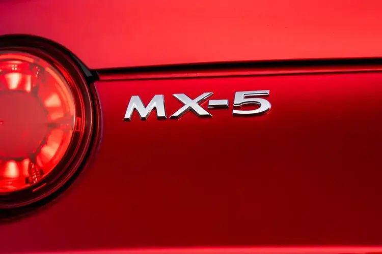 MAZDA MX-5 RF CONVERTIBLE Exclusive-Line